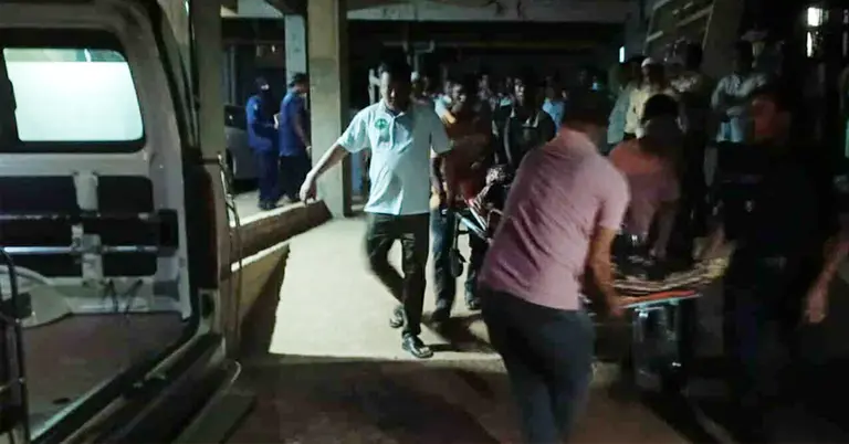 মরদেহ হাসপাতালে নিয়ে যাওয়া হচ্ছে